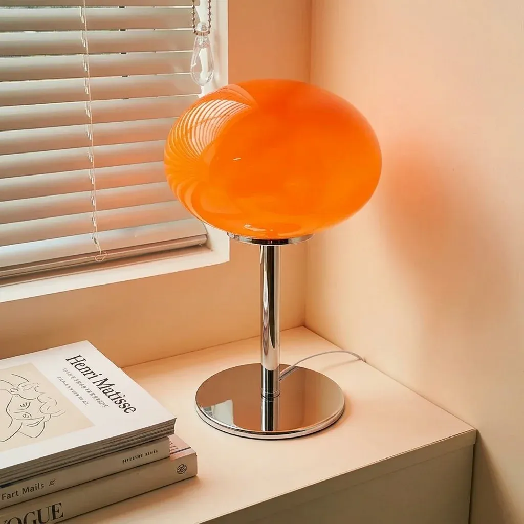 מנורת שולחן כתומה מזכוכית עם בסיס כרום