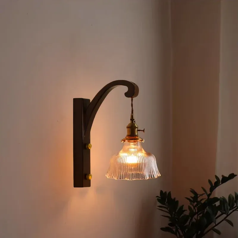 מנורת קיר עץ וזכוכית בסגנון נורדי עם תאורת קריאה