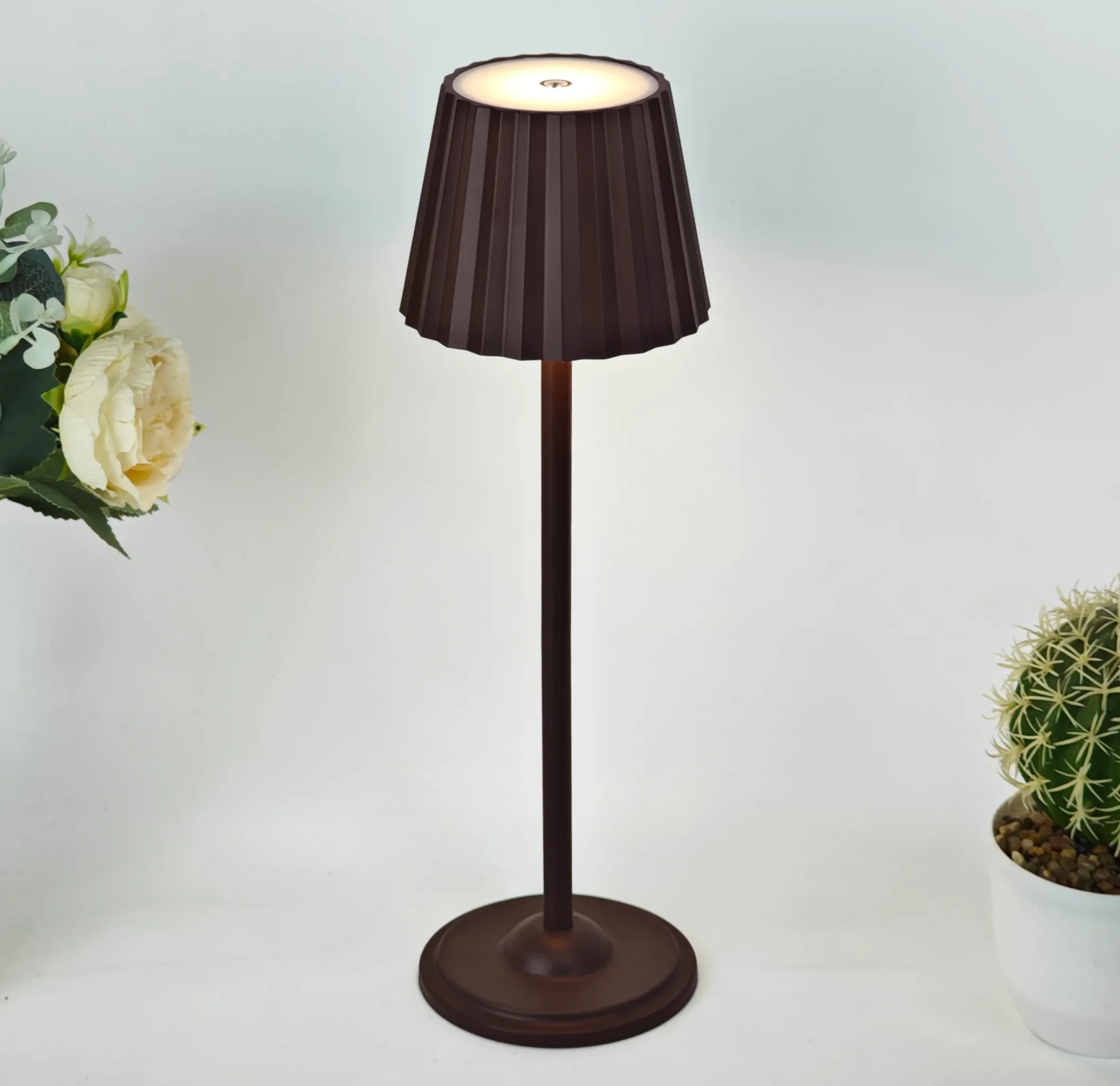 מנורת שולחן נטענת עם שקע טעינה USB