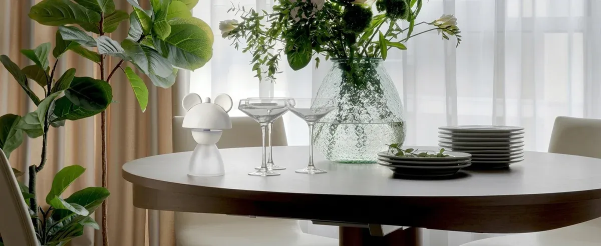 מנורת לילה דובון לבנה על רקע נקי