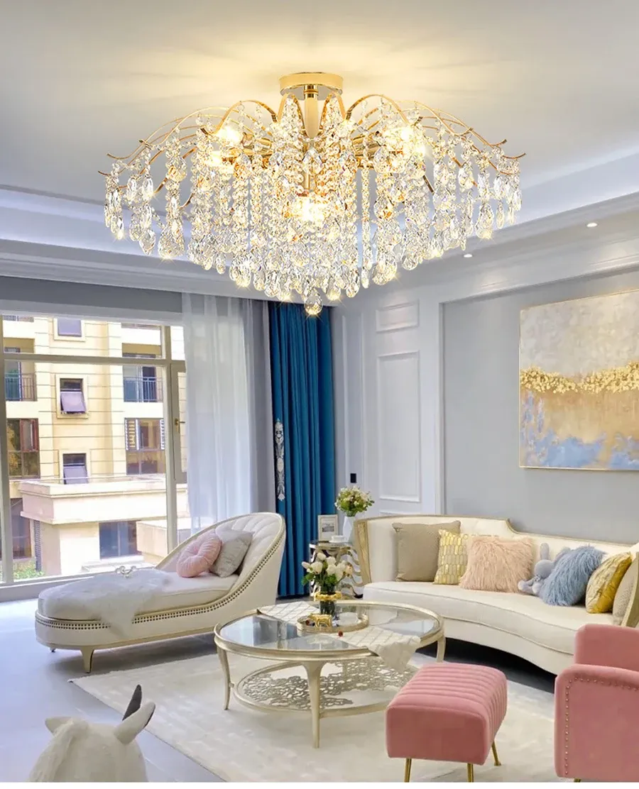 נברשת קריסטל מוזהבת לתקרה בסגנון מודרני