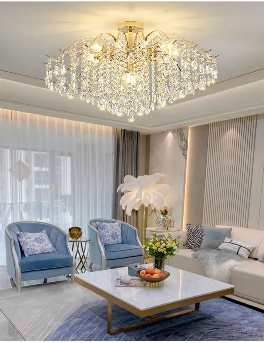 נברשת קריסטל מוזהבת לתקרה בסגנון מודרני