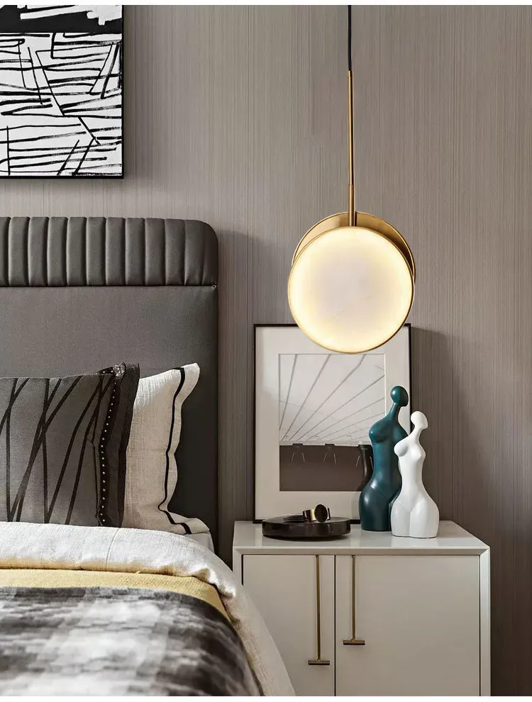 מנורת קיר עגולה משיש ונחושת בזהב