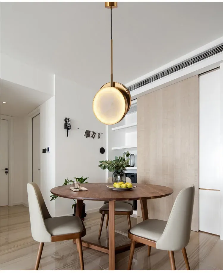 מנורת קיר עגולה משיש ונחושת בזהב