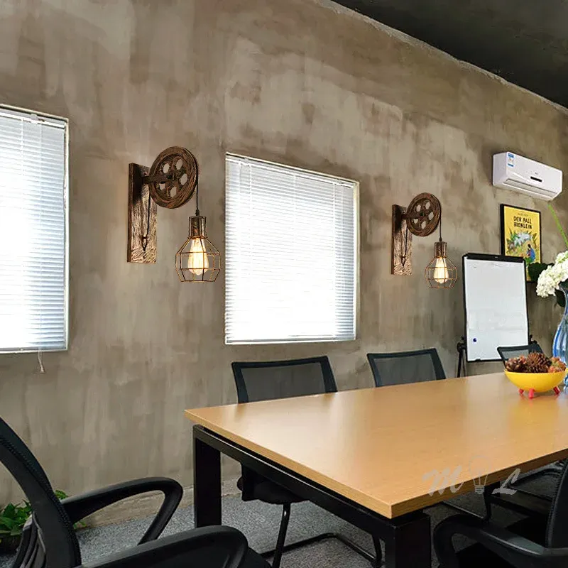 מנורת קיר וינטג׳ עם גלגלת הרמה וגוף ברזל