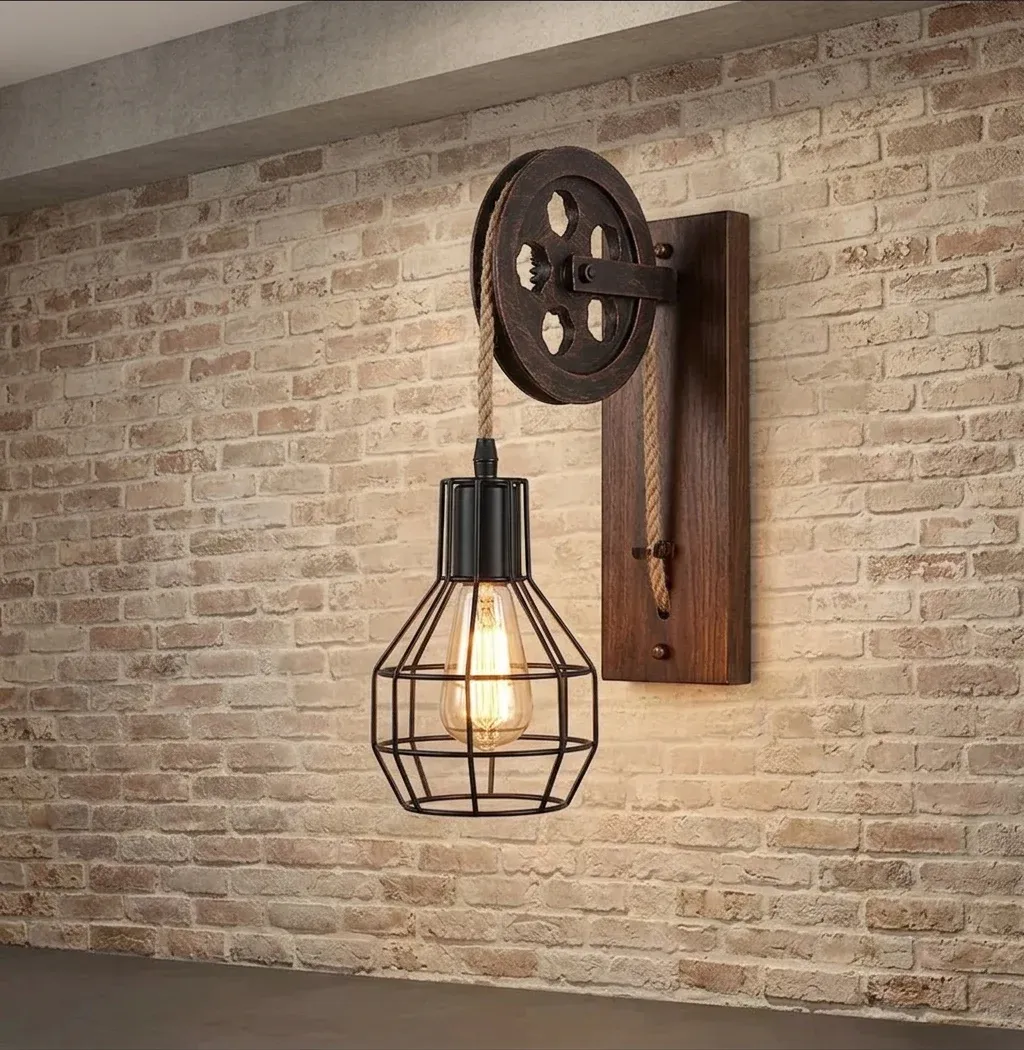 מנורת קיר וינטג׳ עם גלגלת וכלוב שחור