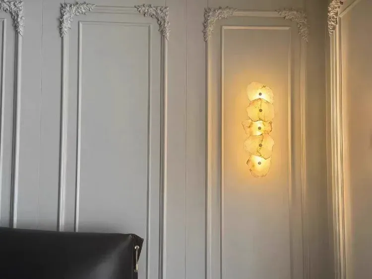 מנורת קיר שיש ונחושת א־סימטרית