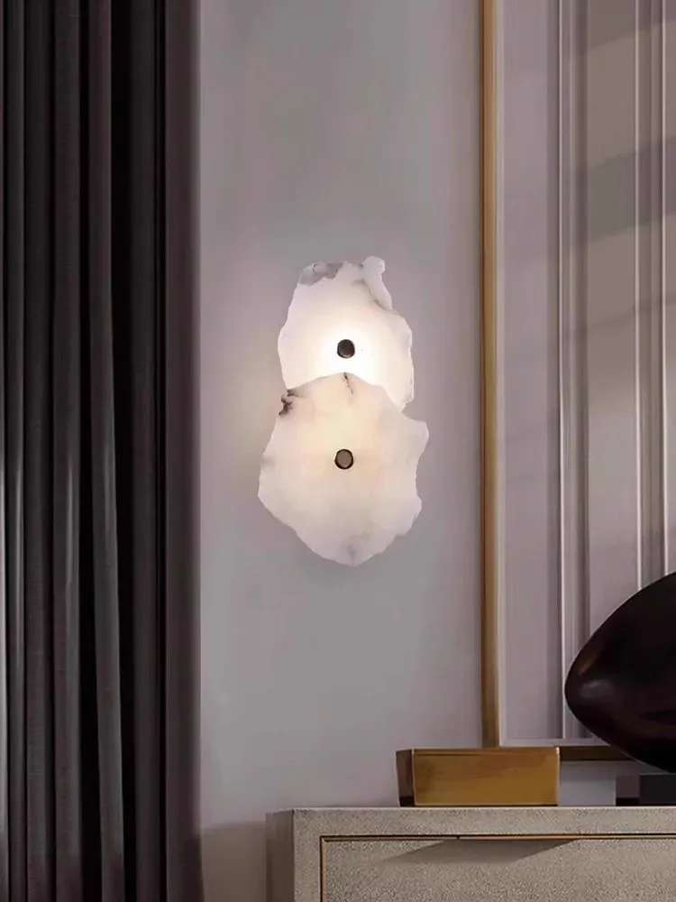 מנורת קיר שיש ונחושת א־סימטרית