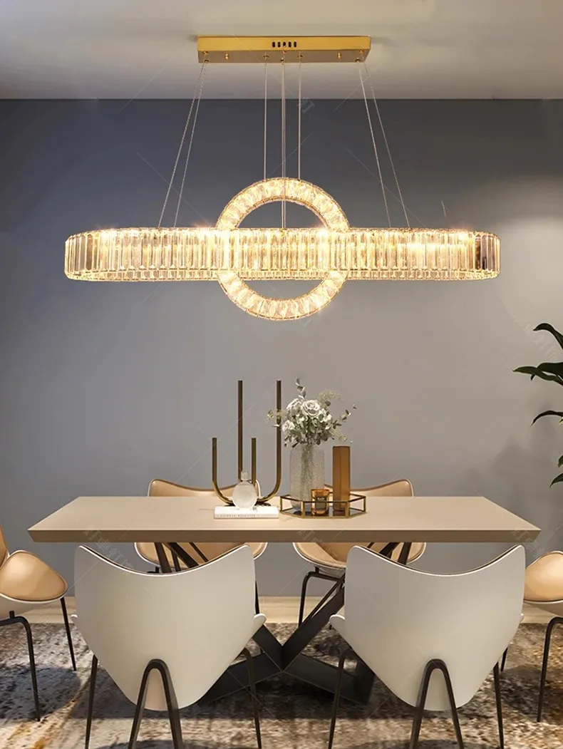 נברשת קריסטל תלויה עם עמעום ושלט