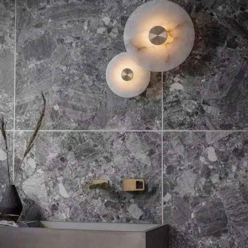 מנורת קיר שיש ופליז יוקרתית