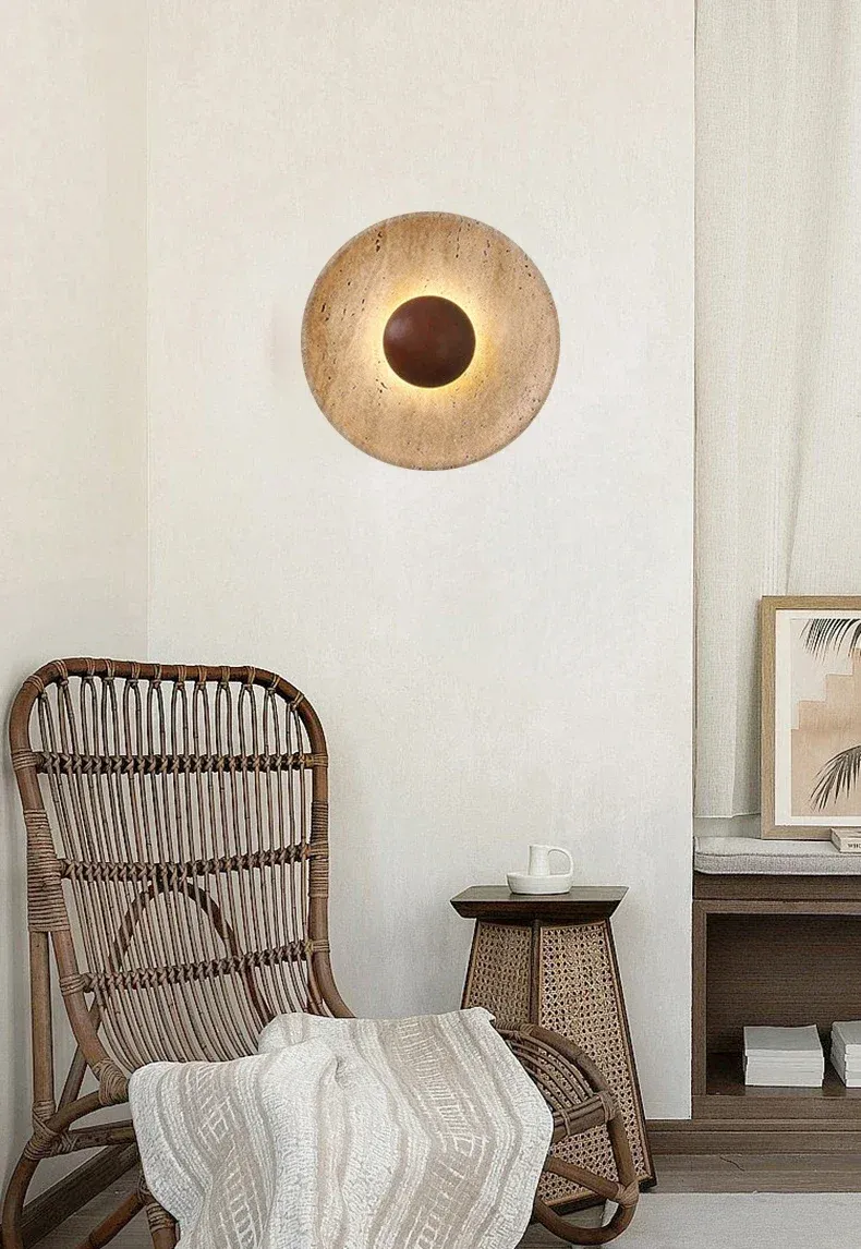 מנורת קיר אבן טבעית בגוון עץ כהה