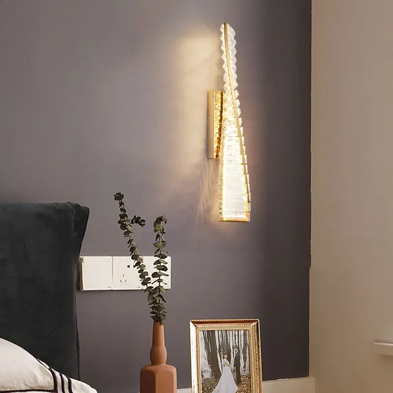 מנורת קיר קריסטל מוזהבת ארוכה