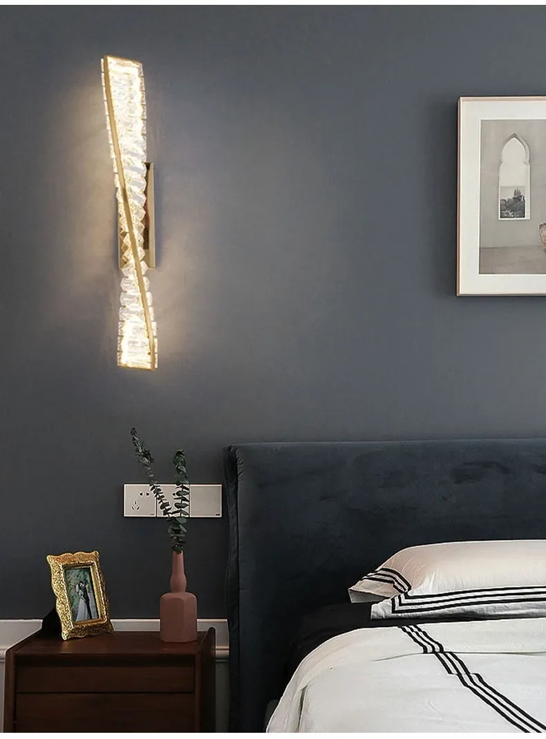 מנורת קיר קריסטל מוזהבת ארוכה