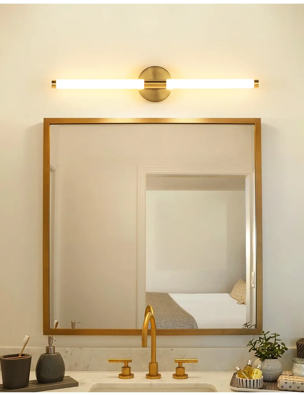 מנורת קיר דו כיוונית מוזהבת עם שני אהילים