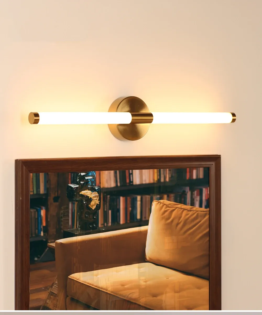 מנורת קיר דו כיוונית מוזהבת עם שני אהילים