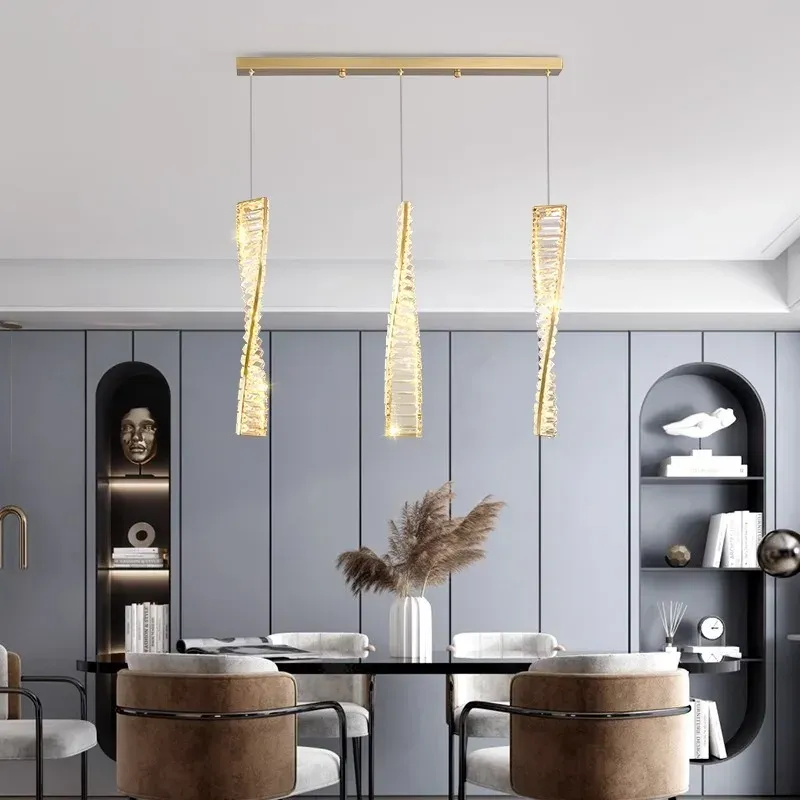 נברשת קריסטל תלויה עם עמעום ושלט