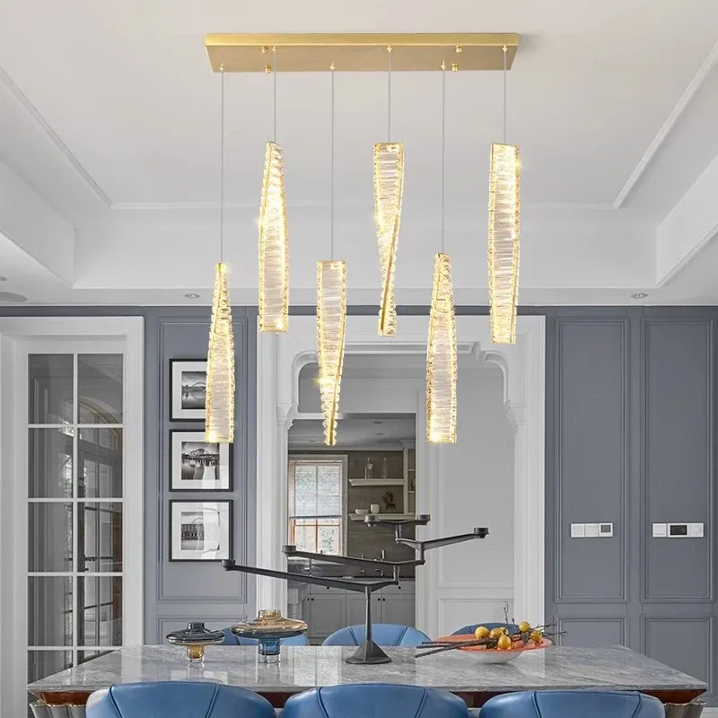 נברשת קריסטל תלויה עם עמעום ושלט