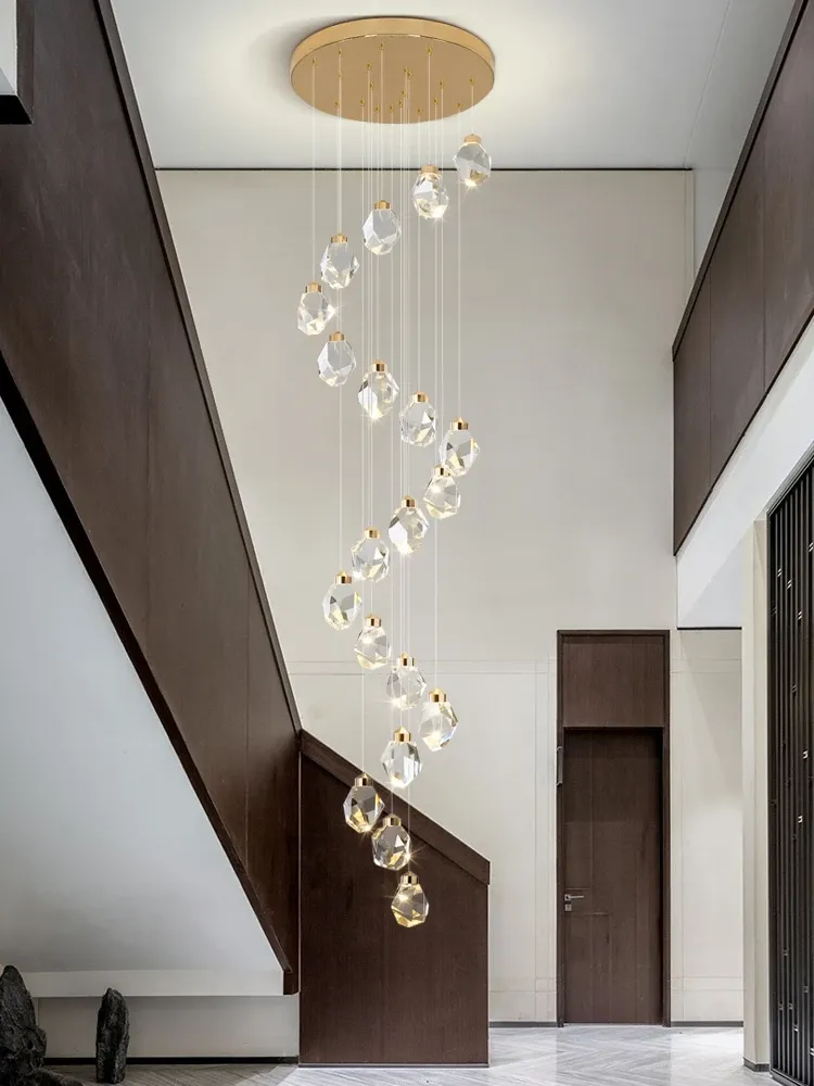 נברשת קריסטל נורדית למדרגות ולמסדרון