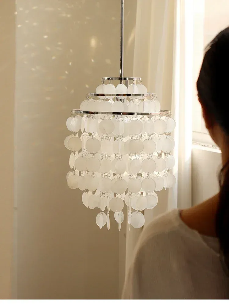 נברשת צדפים רומנטית עם גוף מתכת