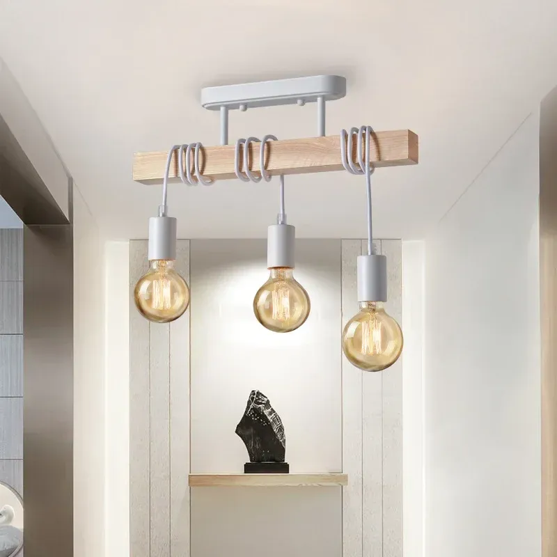 נברשת וינטג׳ מעץ ומתכת לשלושה גופי תאורה