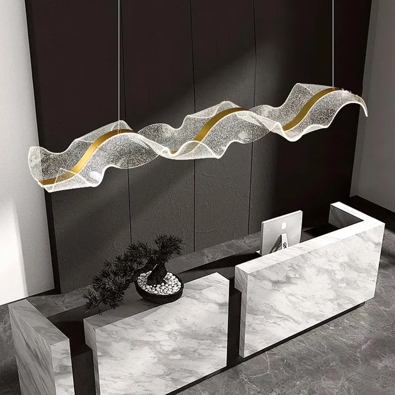 מנורת תלייה נורדית ליניארית עם עמעום ושלט