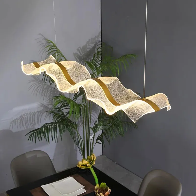 מנורת תלייה נורדית ליניארית עם עמעום ושלט