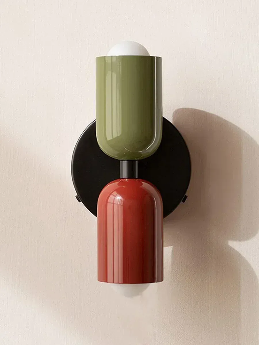 מנורת קיר צבעונית לחדר ילדים בסגנון נורדי