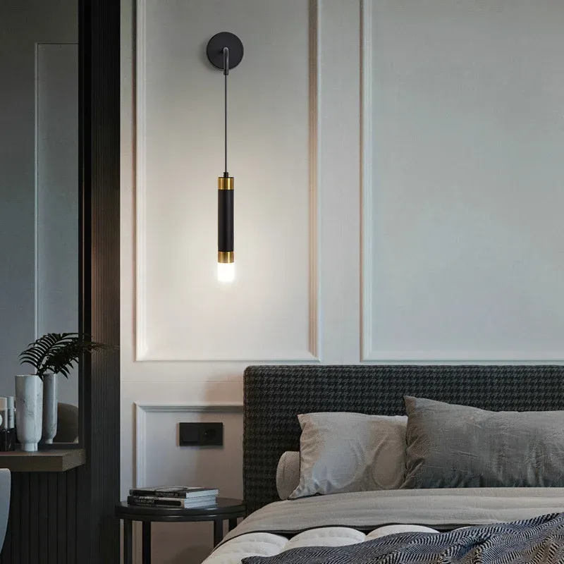 מנורת קיר ליניארית עם ספוט קריאה לחדר שינה