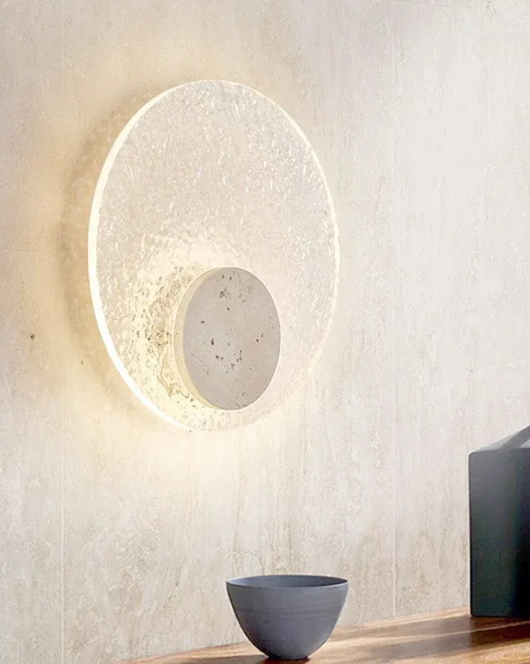 מנורת קיר עגולה משיש ופליז בסגנון נורדי