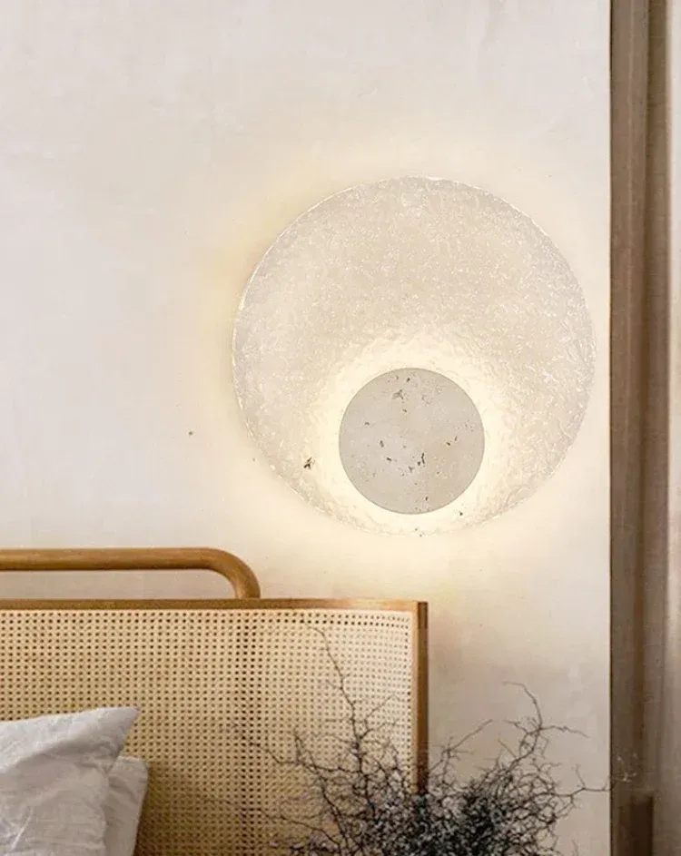 מנורת קיר עגולה משיש ופליז בסגנון נורדי