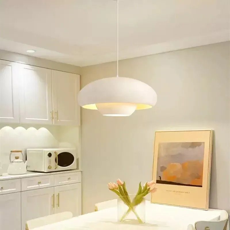 מנורה תלויה אלומיניום נורדית שחור לבן