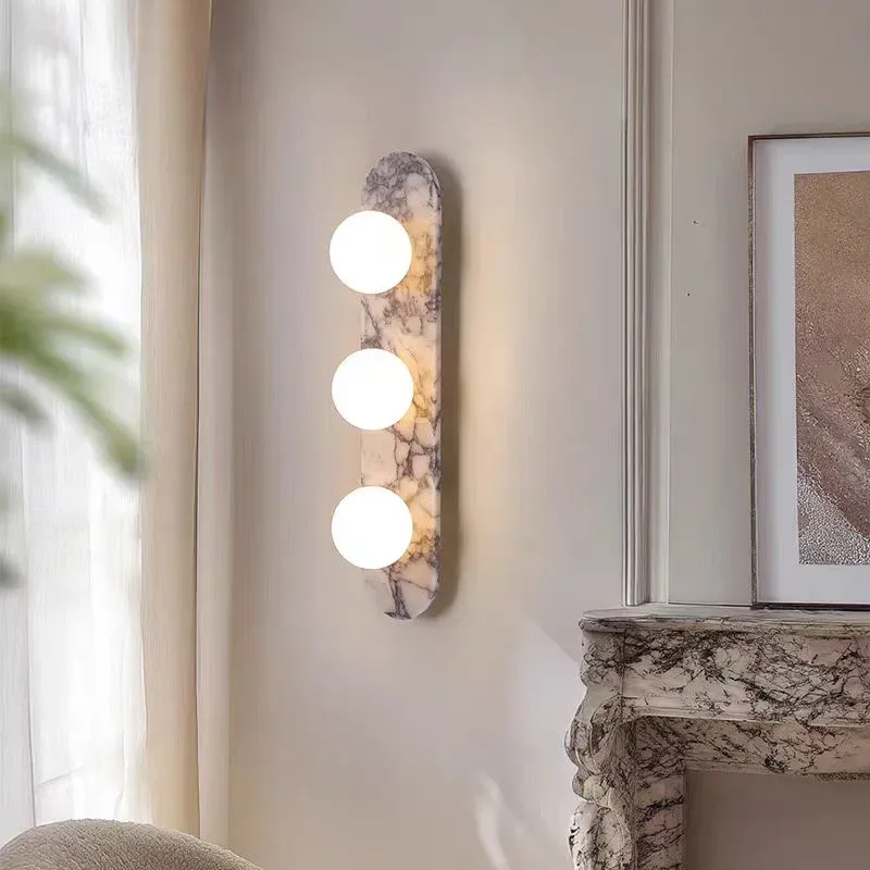 מנורת קיר אבן טבעית עם אהיל זכוכית לבן