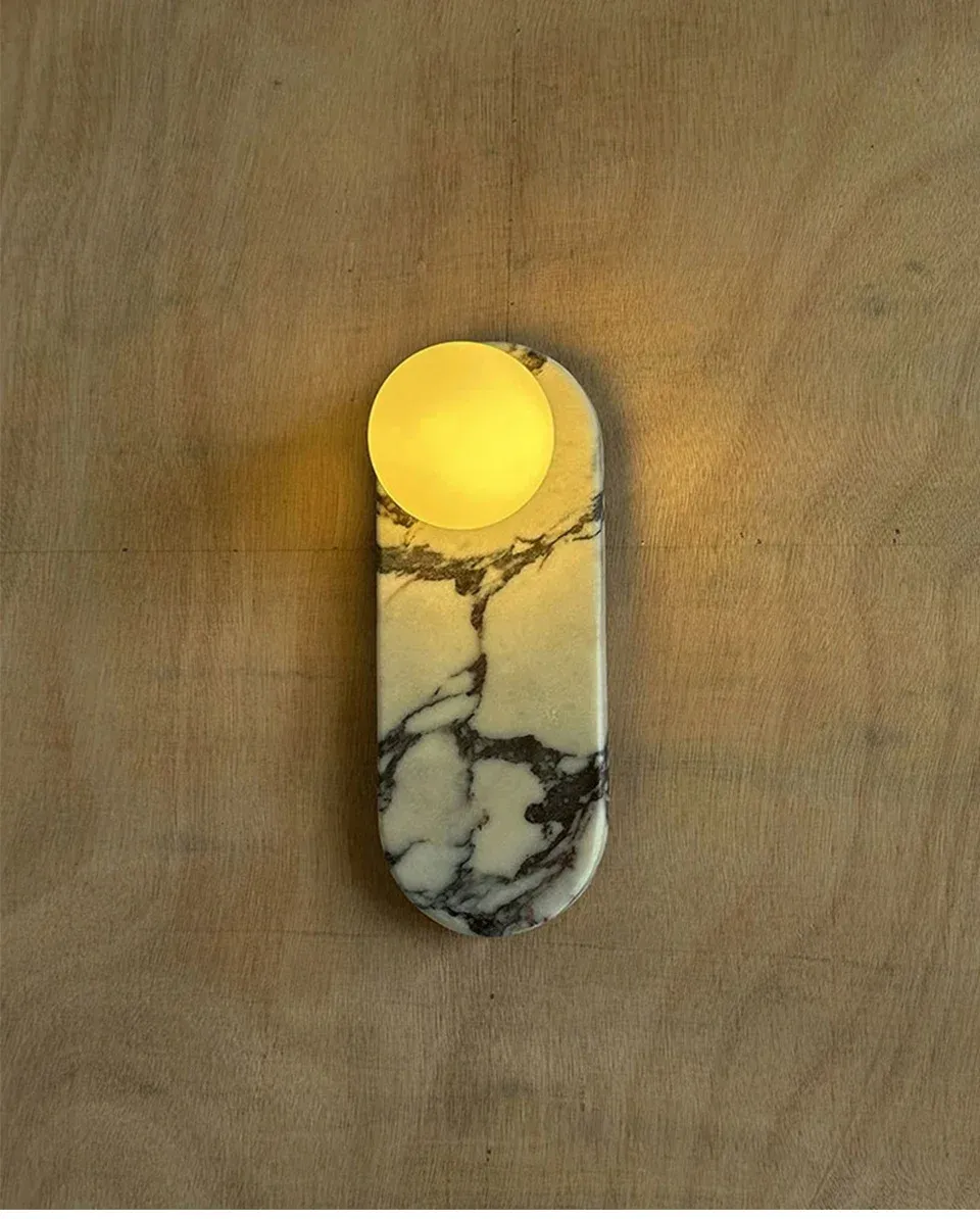 מנורת קיר אבן טבעית עם אהיל זכוכית לבן