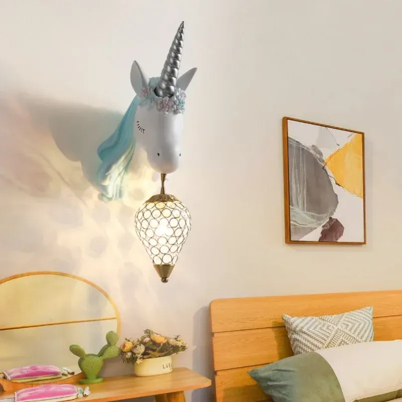 מנורת קיר חד קרן ורודה עם אהיל קריסטלי לחדר ילדים