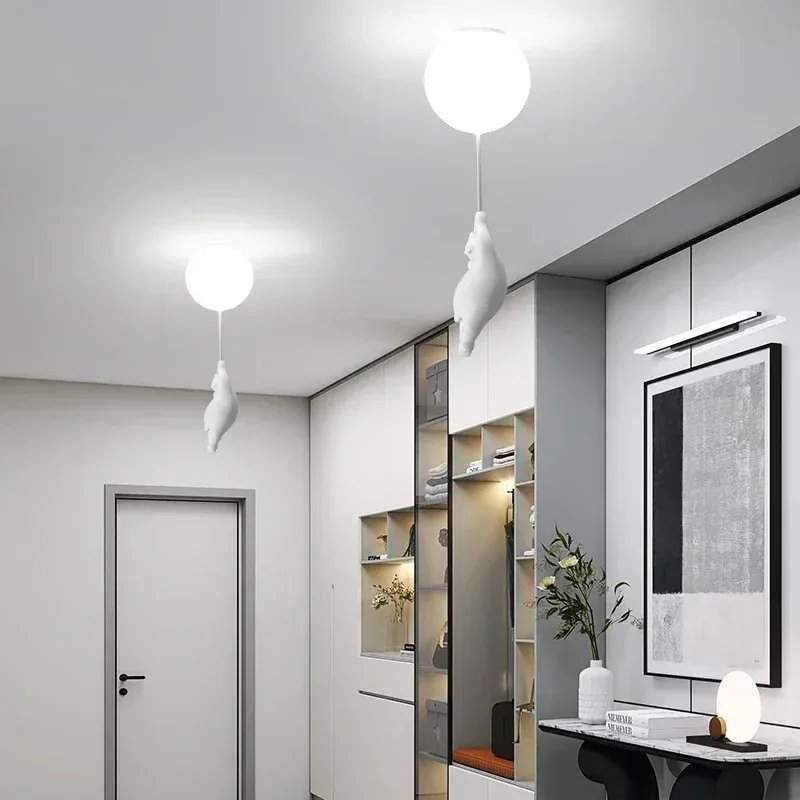 מנורת תלייה דוב קוטב עם כדור זכוכית לחדר ילדים