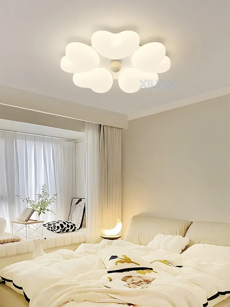 מנורת תקרה לב אקרילית 50 ס״מ בגוון לבן