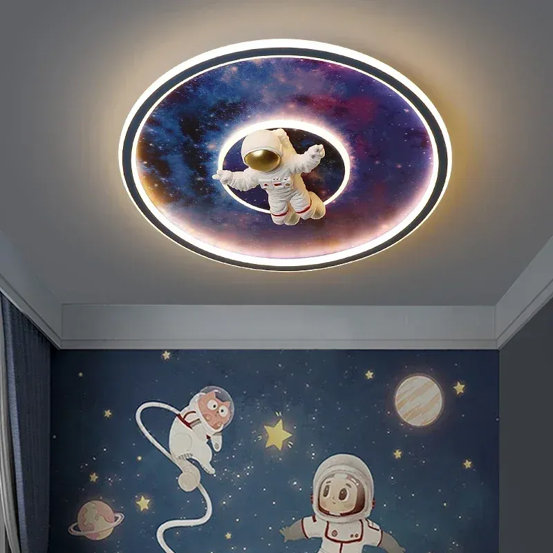 מנורת תקרה אסטרונאוט כחולה צמודת תקרה לחדר ילדים