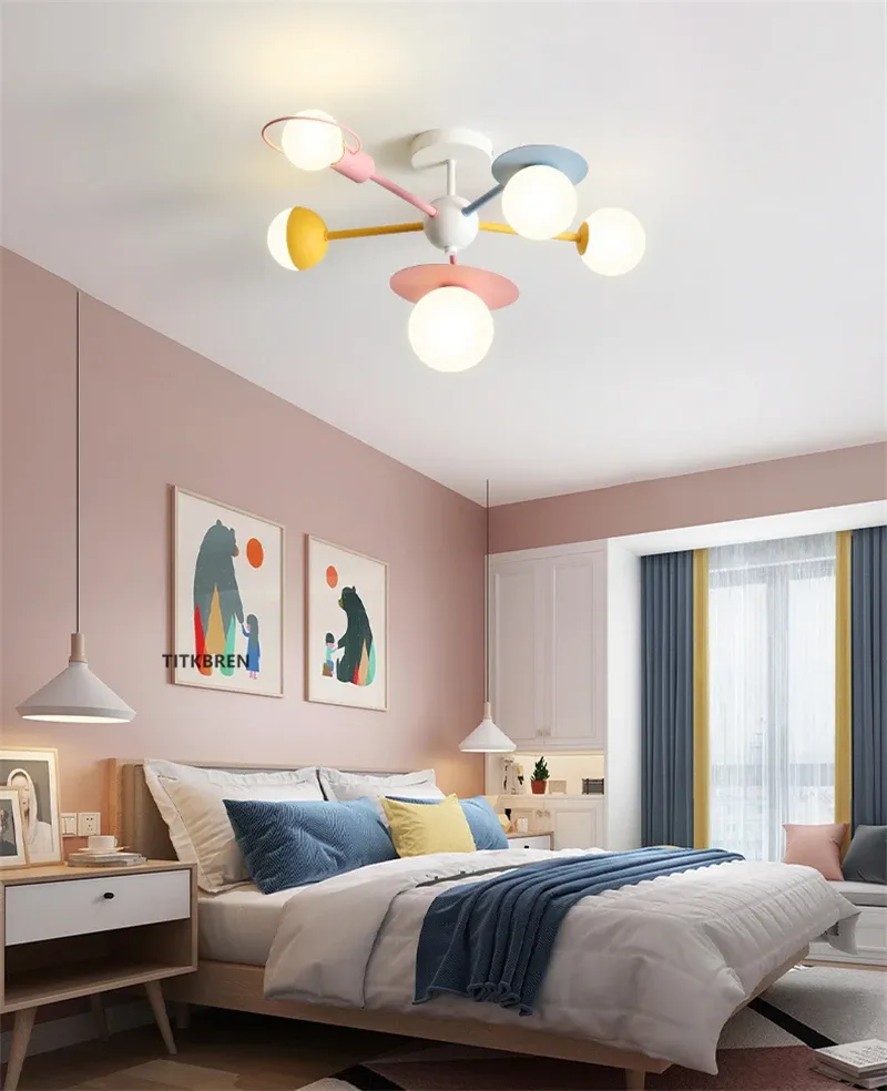 מנורת תקרה פלנטות ורודה עם 5 מוקדי אור לחדר ילדים