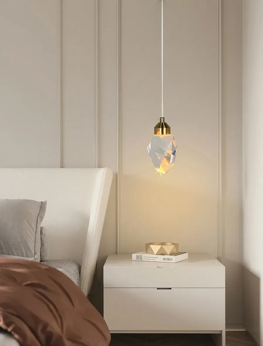 מנורת תלייה קריסטלית קומפקטית בגוון זהב
