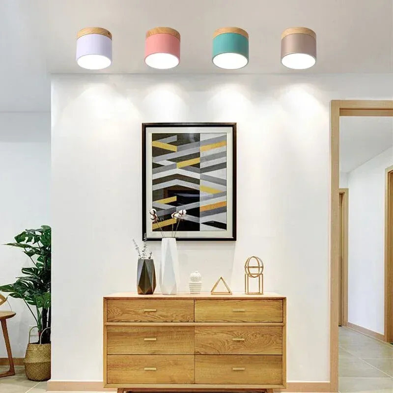 מנורת תקרה נורדית עץ ומתכת עם צינור אור צבעוני