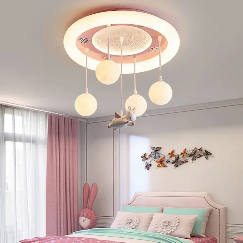 מנורת תקרה ירח ואסטרונאוט שחורה לחדר ילדים