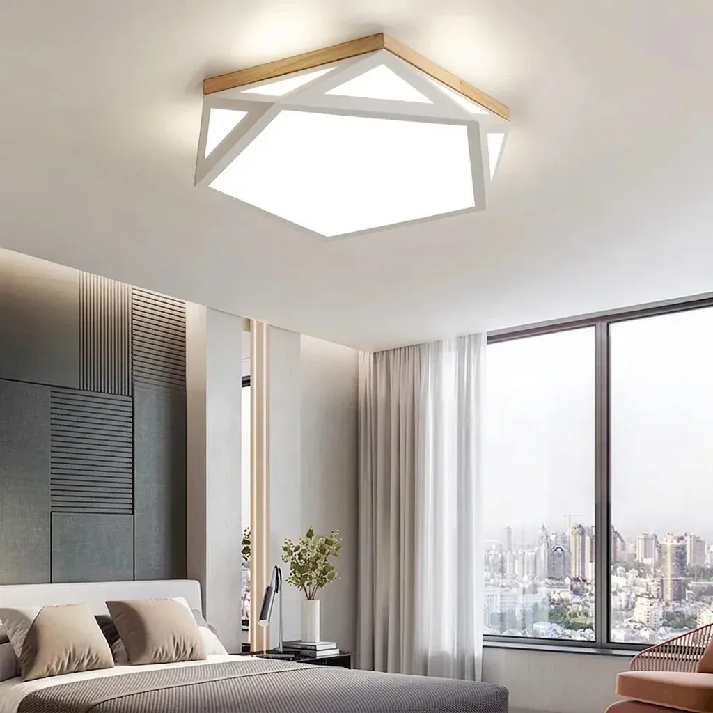 מנורת תקרה משושה לבנה עם מסגרת עץ