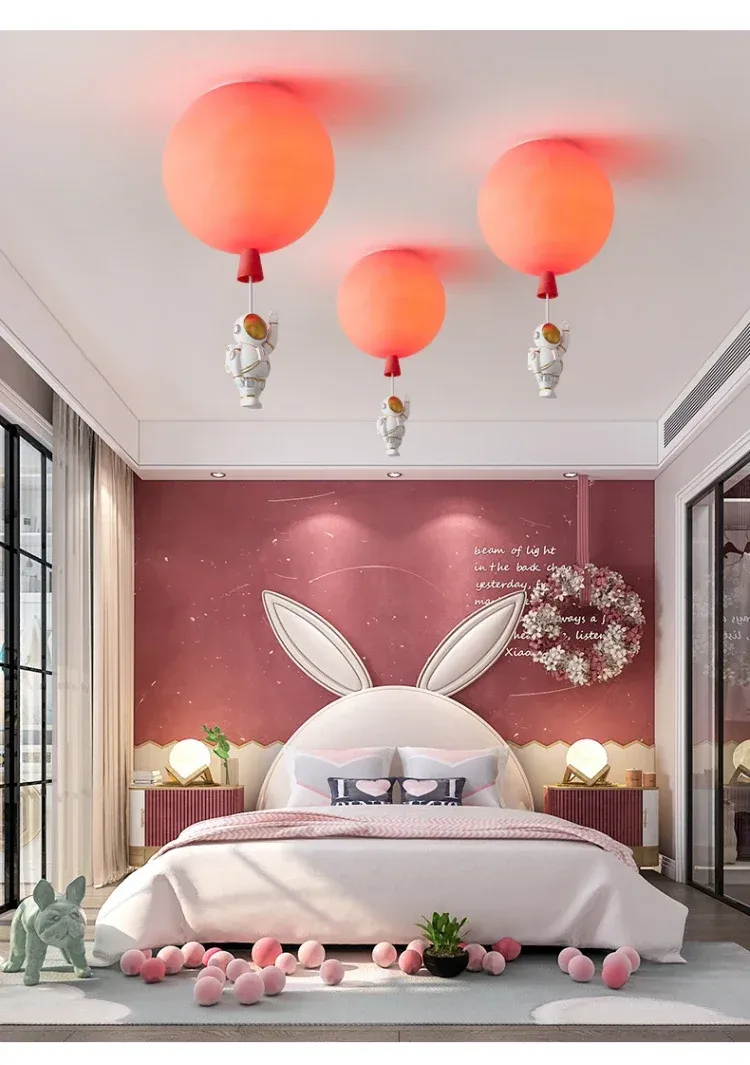 מנורת תקרה בלון אסטרונאוט צבעונית לחדר ילדים