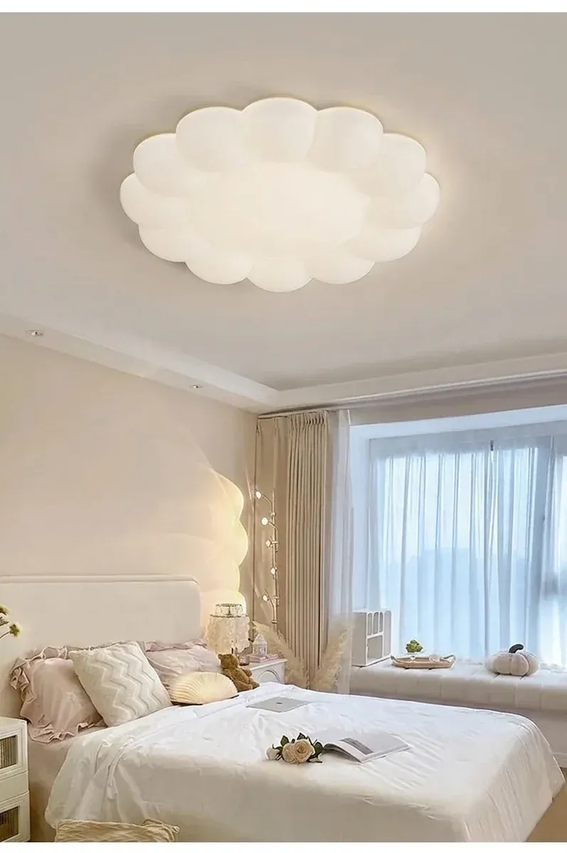 מנורת תקרה לבנה בצורת עלי כותרת