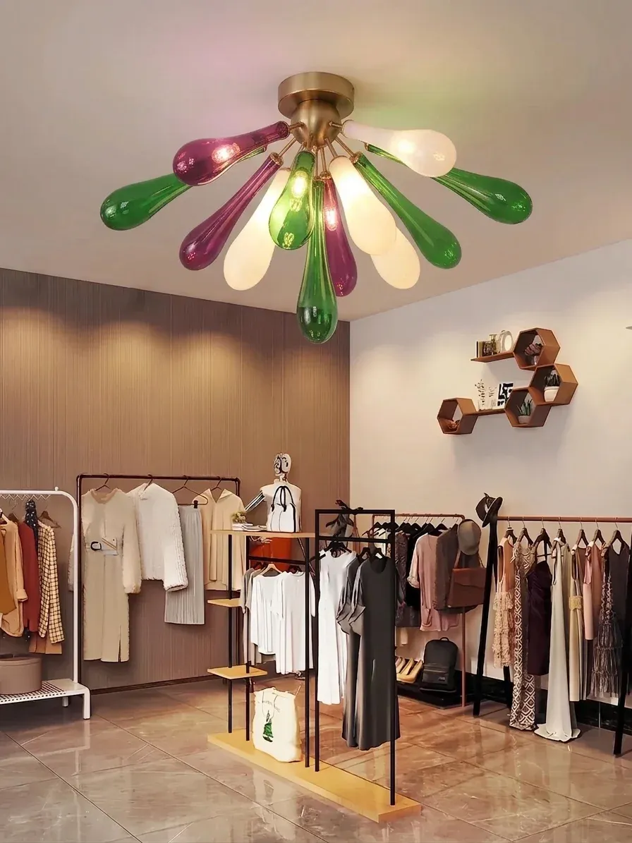 נברשת טיפות זכוכית צבעונית בגימור זהב