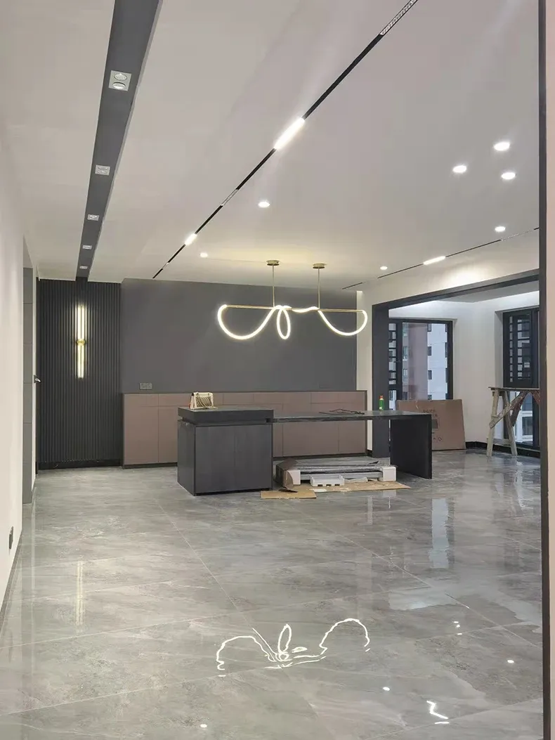 נברשת ליניארית נורדית עם עמעום ושלט