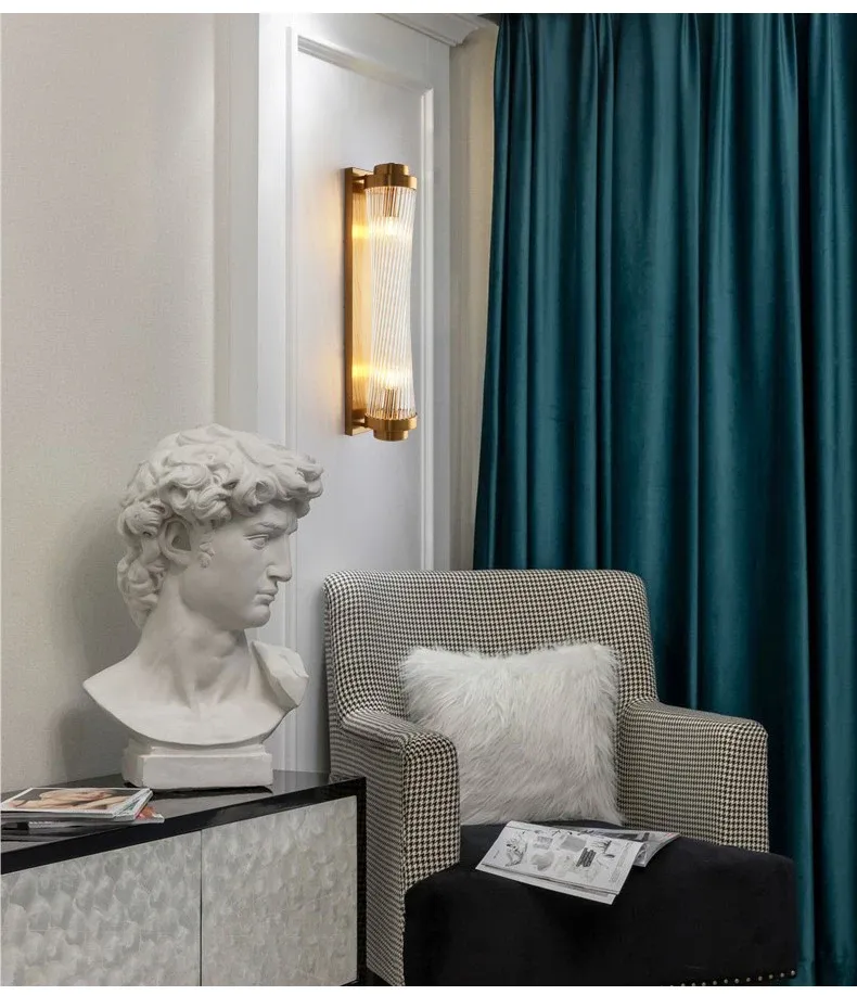 מנורת קיר קריסטל דו כיוונית בגימור שחור וזהב