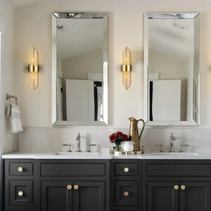 מנורת קיר דו כיוונית מזכוכית וזהב עם נורות ג׳י 9