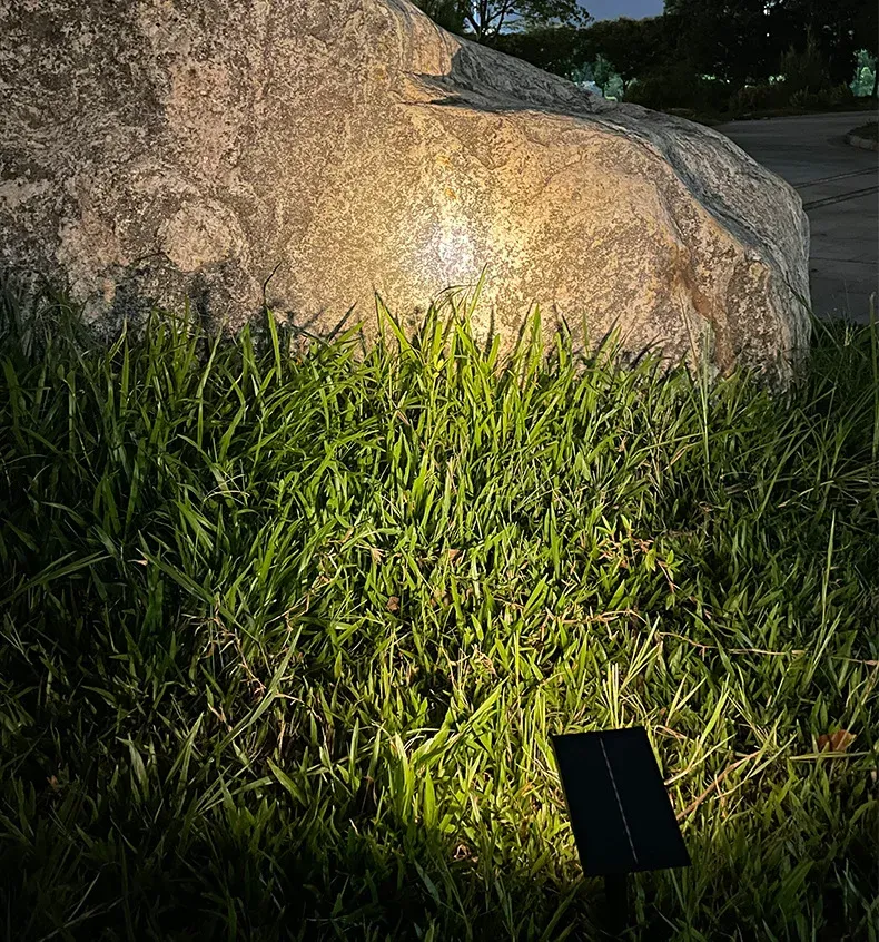 סט זרקורי גן סולאריים לד בגוון חם ו־RGB