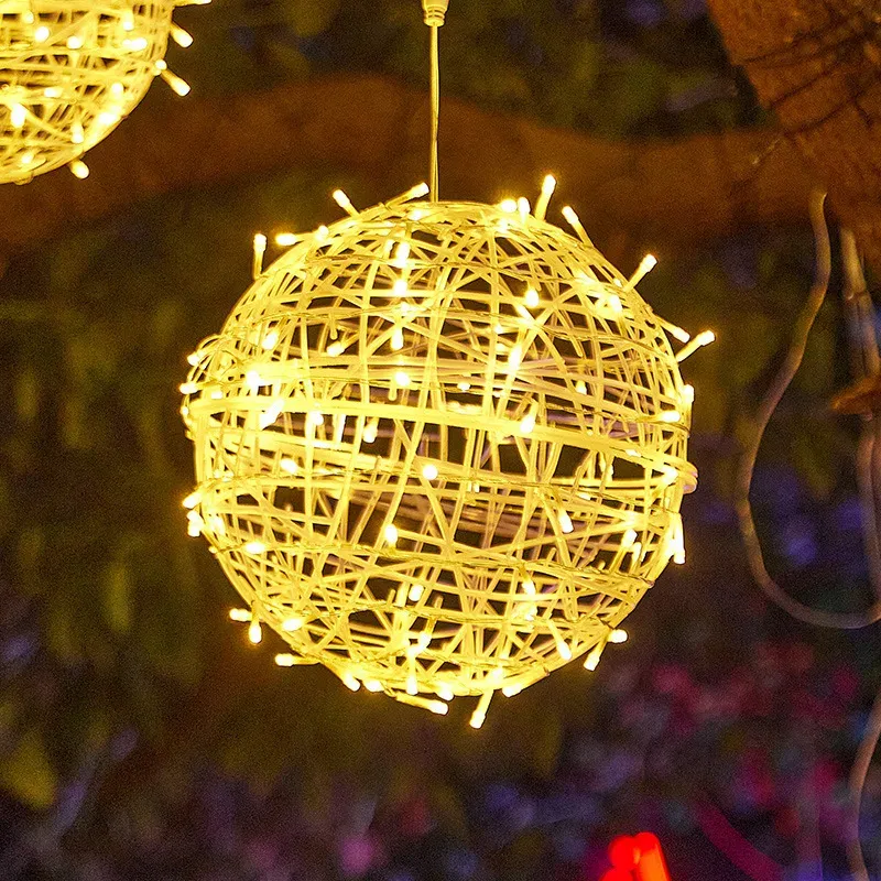 שרשרת כדורי ראטן תלויים לגינה